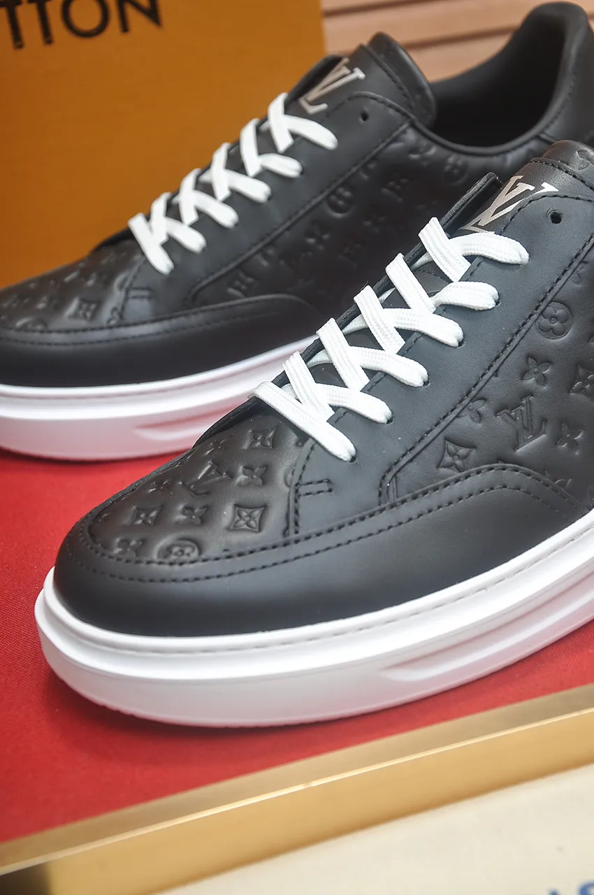 Men's men's shoes 💰640💶Original development, quality shipping, welcome to compare - LV sneaker series sports shoes introduce the loose silhouette of the ready-to-wear series into the spring and summer men's wear shows and make an eye-catching appearance. The cow leather upper is combined with rough fabric laces, and colorful beading highlights the brand's classic elements. LV letters mark the tongue and Monogram floral outsole. Mixed materials Made of top-grain cowhide, thick shoelace design, large Monogram print on the side, mesh lining and cotton feet, the comfort is as extreme as ever, premium heritage, quality first, worth owning! Size: Men’s 38-45 (45 is custom-made and cannot be returned or exchanged)